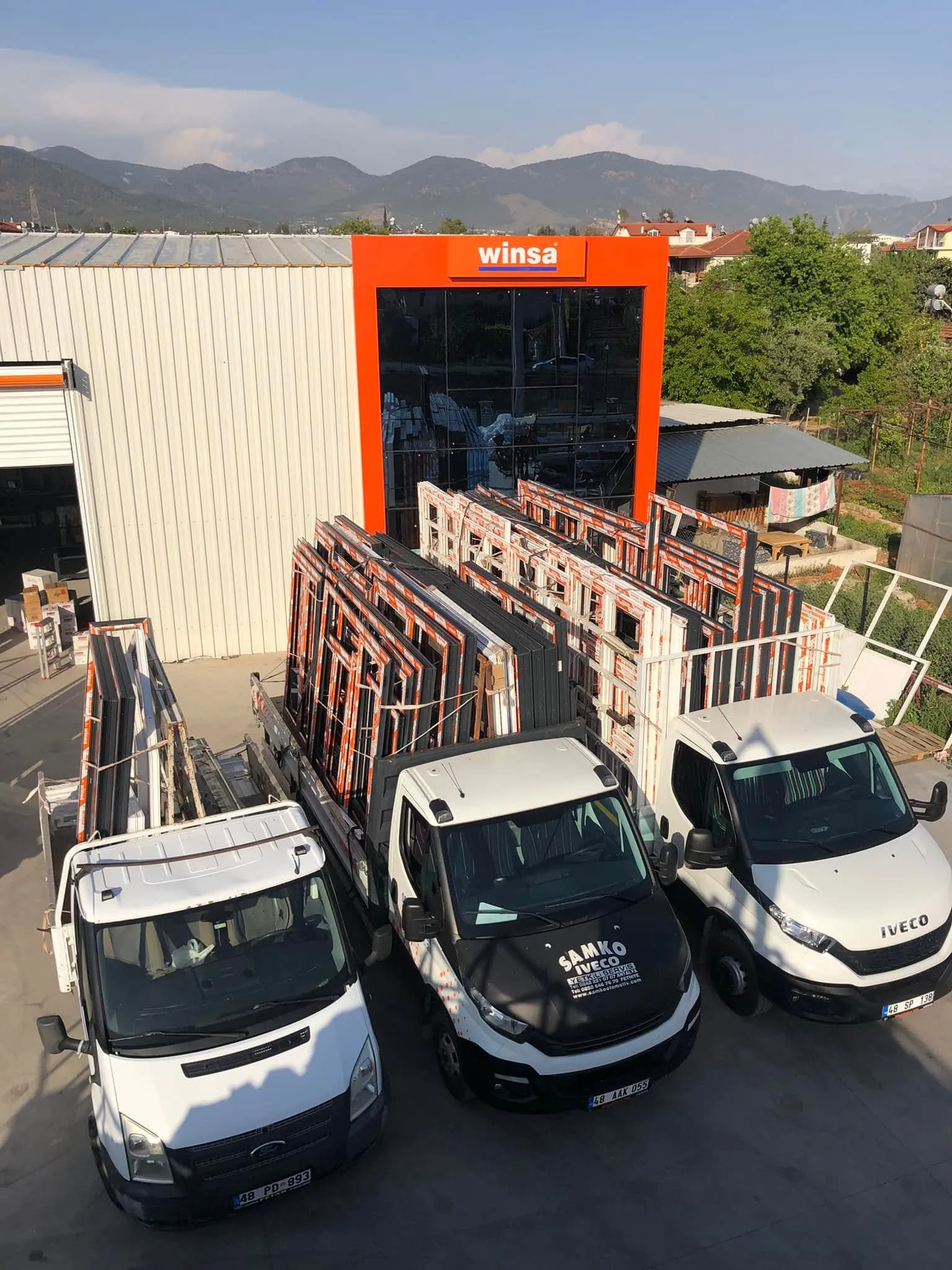 Solakoğlu'nun Fethiye'deki fabrikası ve doğrama yüklü sevkiyat araçları